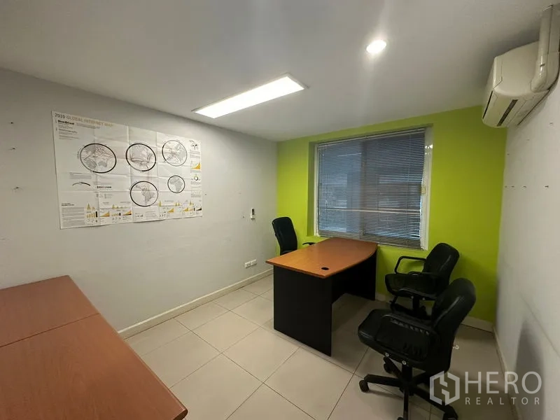 สำนักงาน ขาย - ห้องทำงานส่วนตัวขนาดกะทัดรัด มีโต๊ะ เก้าอี้ แอร์ และผนังสีเขียว