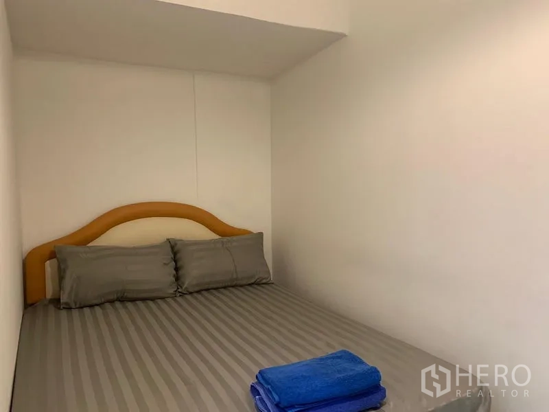 อาคารพาณิชย์ ให้เช่าในKhlong Toei, Bangkok - ห้องนอนขนาดกะทัดรัด เตียงคู่ ผ้าปูสีเทา