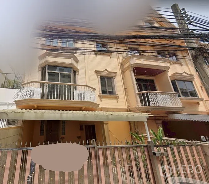 ทาวน์เฮาส์ ให้เช่าในSathon, Bangkok - ทาวน์เฮาส์ 3 ชั้นในสาทร ด้านหน้าพร้อมระเบียง รั้วเหล็ก และที่จอดรถในบ้าน ใกล้ BTS ช่องนนทรี