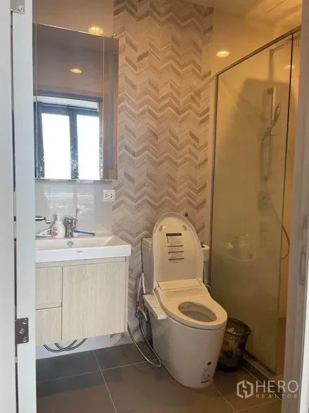 คอนโด ให้เช่าในKhlong Toei, Bangkok - ห้องน้ำสไตล์โมเดิร์นพร้อมตู้กระจก อ่างล้างหน้า และห้องอาบน้ำกระจกลายก้างปลา