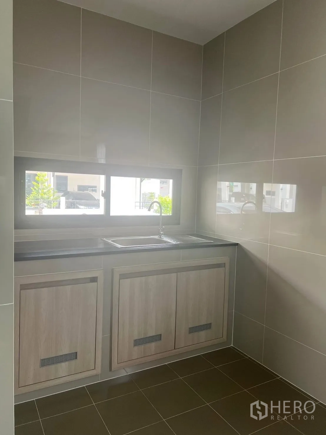 บ้าน ให้เช่าในBang Sao Thong, Samut Prakan - ครัวเปียกแยกส่วน อ่างล้างจานคู่ ตู้ใต้เคาน์เตอร์ และหน้าต่าง