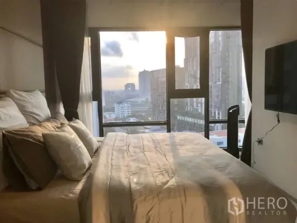 คอนโด ให้เช่าหรือขายในKhlong Toei, Bangkok - ห้องนอนหน้าต่างเต็มบาน วิวเมืองและทีวีติดผนังยามพระอาทิตย์ตก