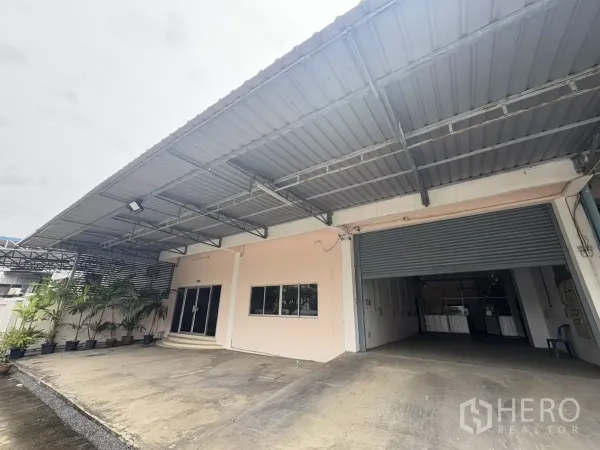 คลังสินค้า ให้เช่าในBang Phli, Samut Prakan - ลานโหลดสินค้าพร้อมหลังคาและประตูม้วน หน้าอาคารสำนักงานของโกดัง