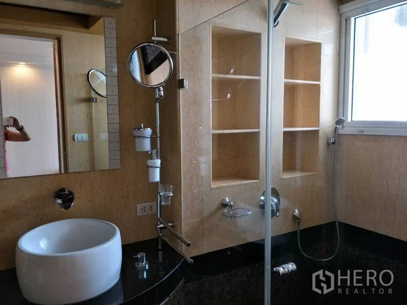 คอนโด ให้เช่าหรือขายในWatthana, Bangkok - ห้องน้ำในตัวพร้อมกระจกเงา ช่องเก็บของบิวท์อิน และฉากกั้นกระจก