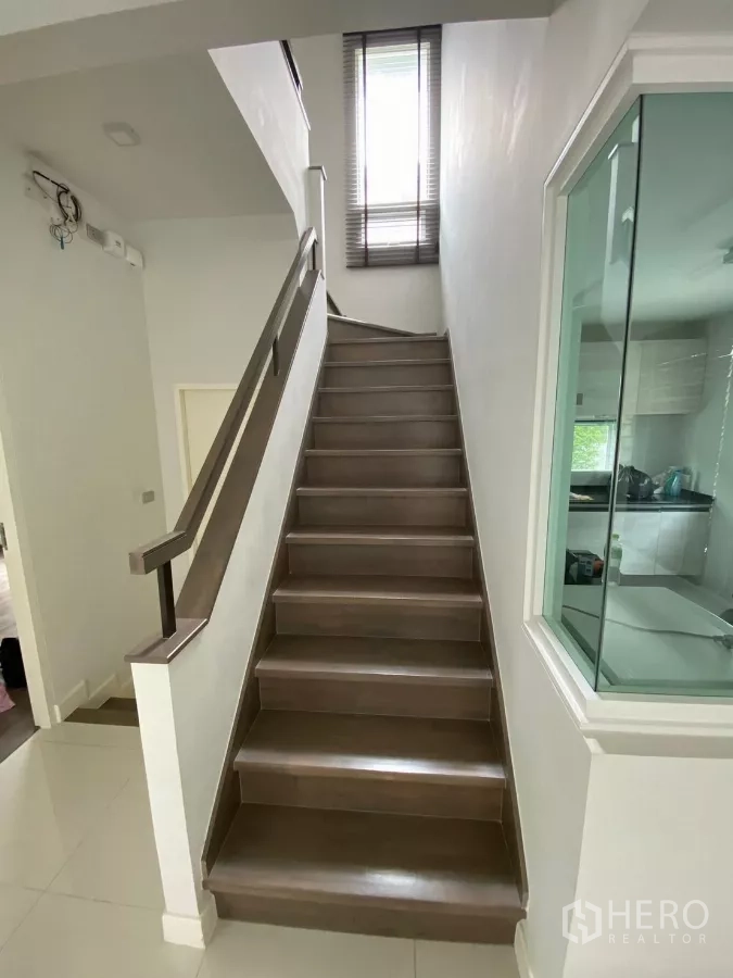 บ้าน ให้เช่าในPrawet, Bangkok - บันไดไม้พร้อมราวจับ ขึ้นสู่ชั้นบน มีช่องแสงหน้าต่างสูง