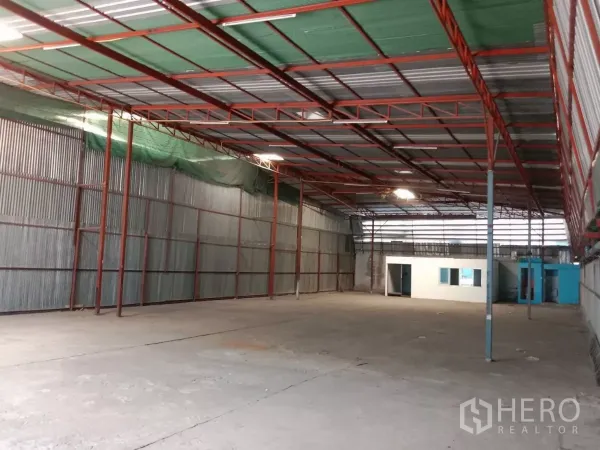 คลังสินค้า ให้เช่าในSaphan Sung, Bangkok - ภายในโกดังโล่ง เพดานโครงเหล็กสูง มีช่องแสงและพื้นคอนกรีต
