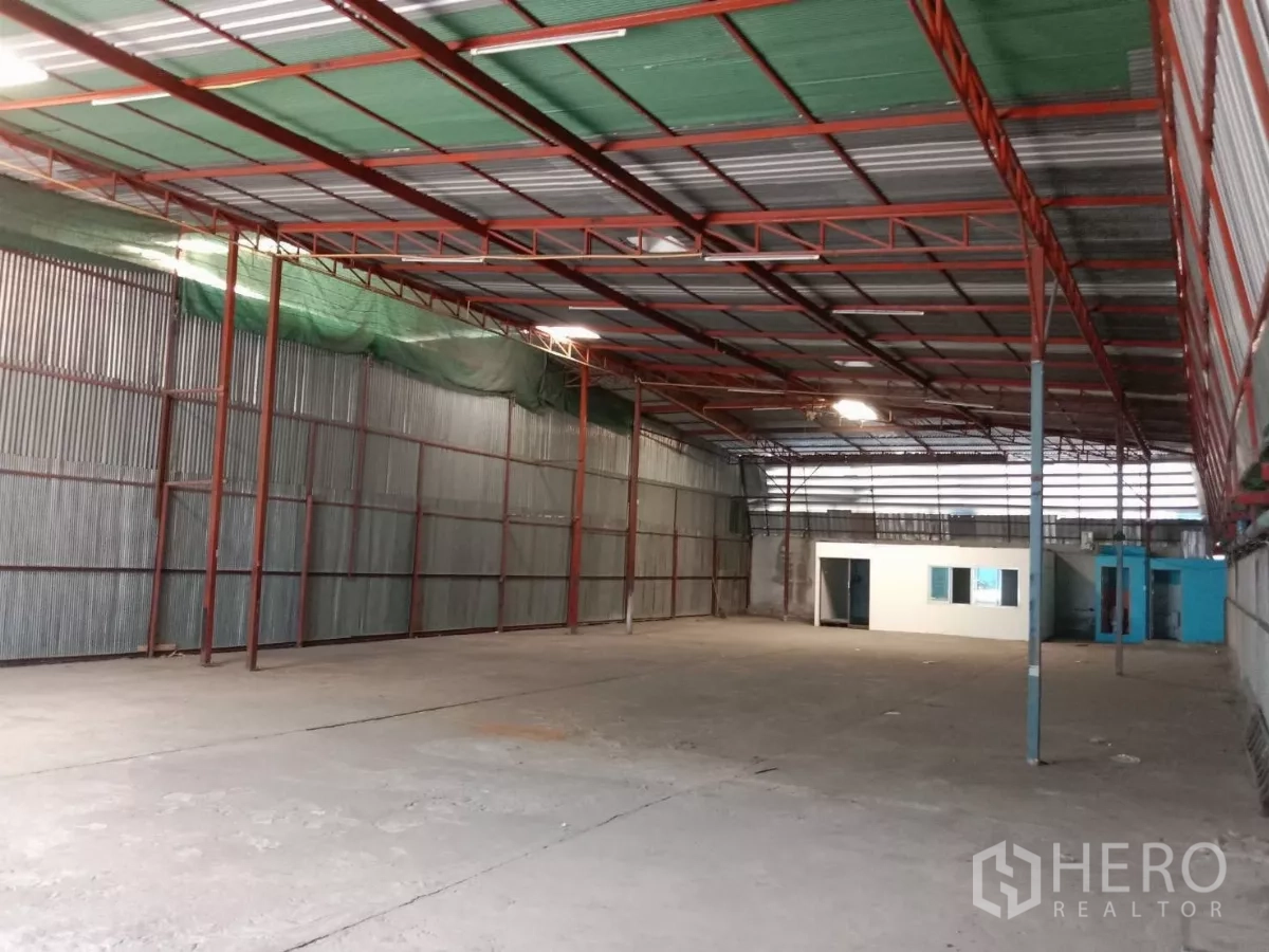 คลังสินค้า ให้เช่าในSaphan Sung, Bangkok - ภายในโกดังโล่ง เพดานโครงเหล็กสูง มีช่องแสงและพื้นคอนกรีต
