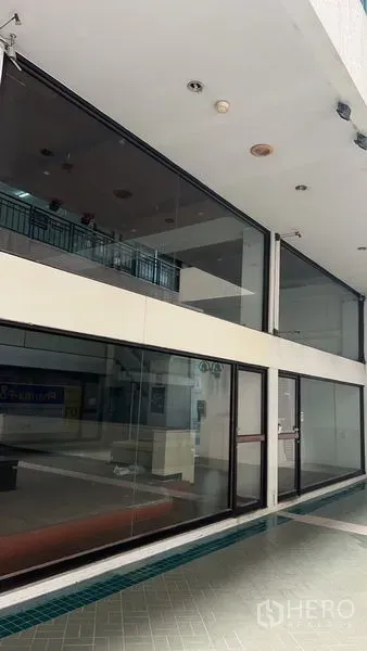 店屋 出租在Huai Khwang, Bangkok - 店屋现代玻璃立面，双层通高门头。