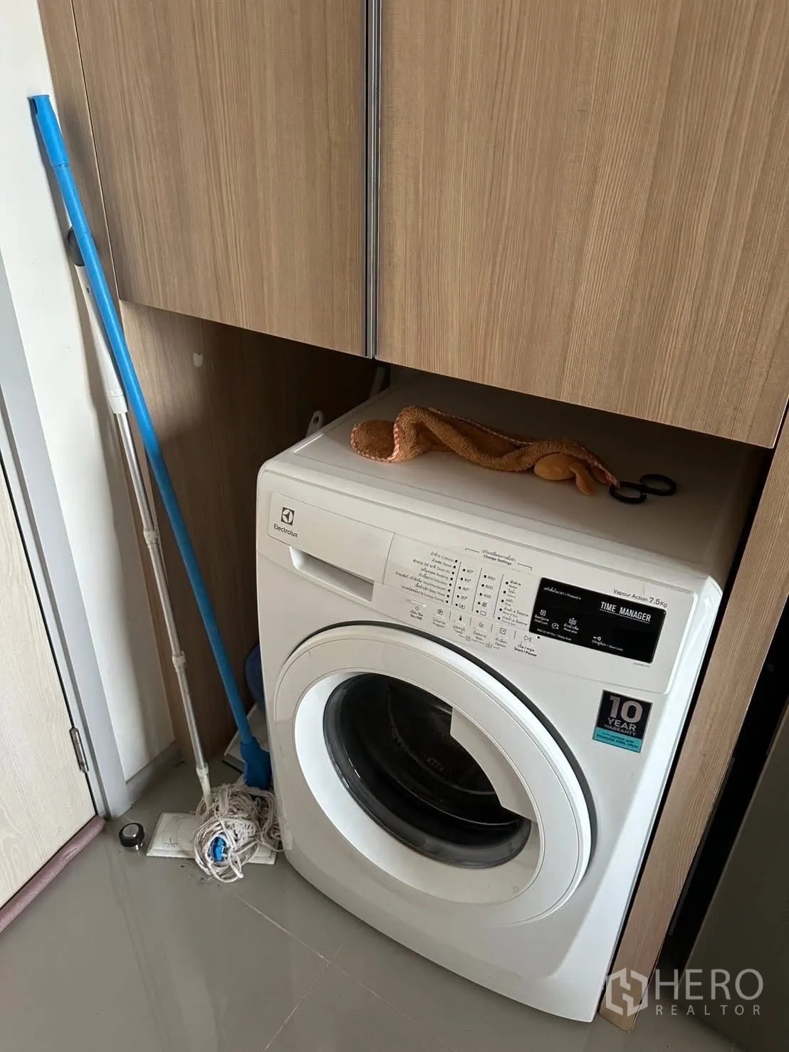 คอนโด ให้เช่าในChatuchak, Bangkok - เครื่องซักผ้าฝาหน้าในห้อง ซ่อนใต้ตู้บิลท์อินลายไม้