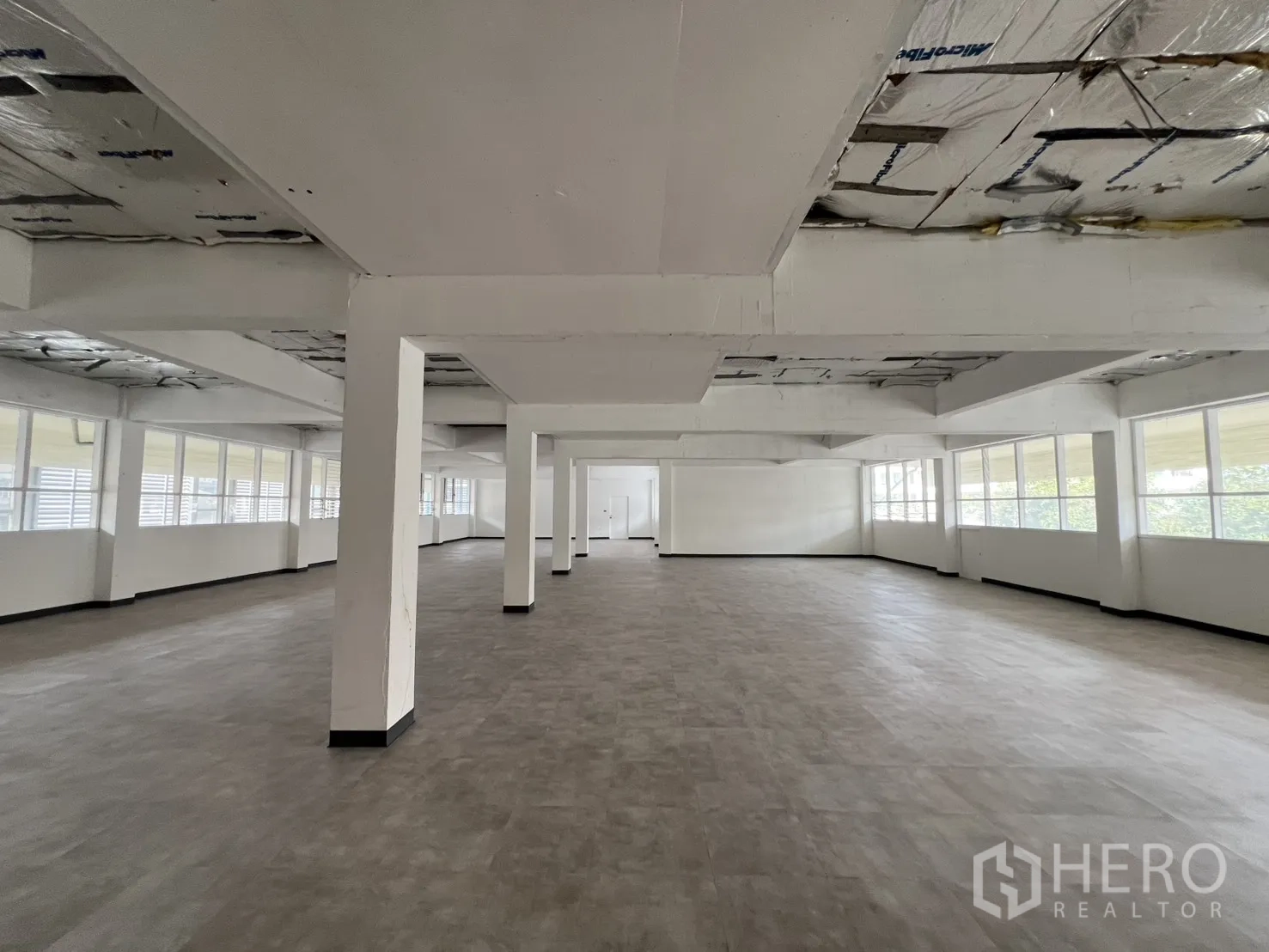 办公空间 出租在Watthana, Bangkok - 超大通透工作区，多组窗户与耐磨乙烯基地板。