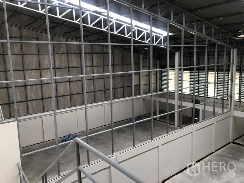 Factory for rent in Pak Kret, Nonthaburi - Steel frame structure and skylights above the production area, viewed from the mezzanine.