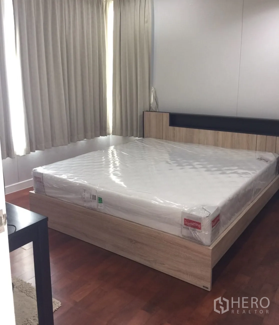 คอนโด ให้เช่าในKhlong Toei, Bangkok - ห้องนอนสว่าง เตียงควีนใหม่พร้อมโครงไม้ ผ้าม่านทึบแสง และพื้นไม้