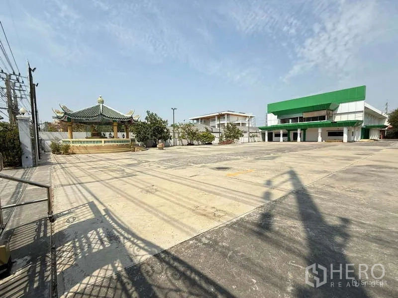 货栈 出租在Mueang Samut Prakan, Samut Prakan - 超大封闭式混凝土院场，可见小亭与主办公楼。