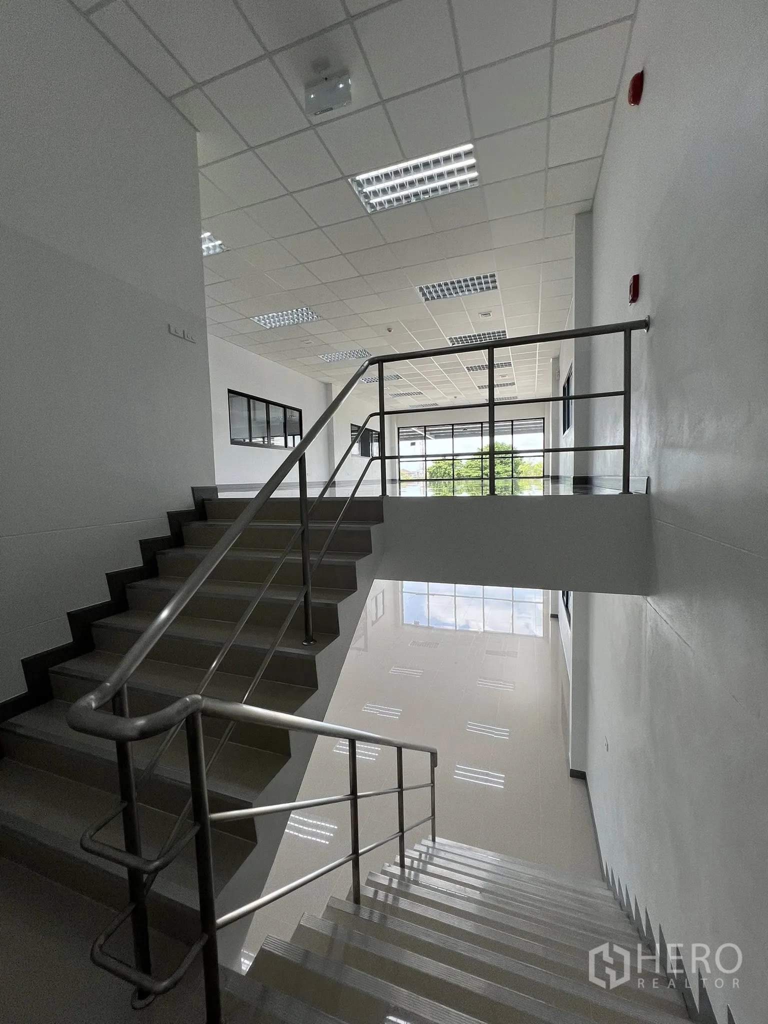 Warehouse for rent in Phra Pradaeng, Samut Prakan - Staircase with handrails connecting office floors.