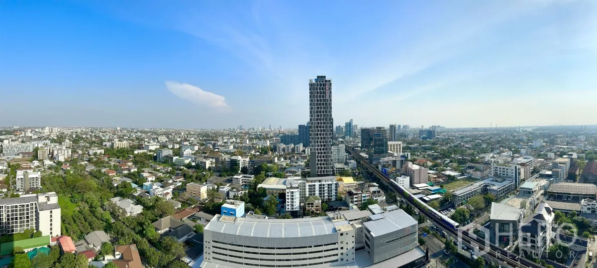 คอนโด ขายในPhra Khanong, Bangkok - วิวพาโนรามาของย่านอ่อนนุชและเส้นทางรถไฟฟ้าจากชั้นสูง