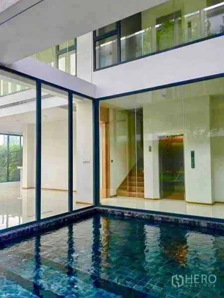 บ้าน ขายในHuai Khwang, Bangkok - สระว่ายน้ำส่วนตัวในคอร์ตยาร์ดกระจก ติดกับโถงบันได