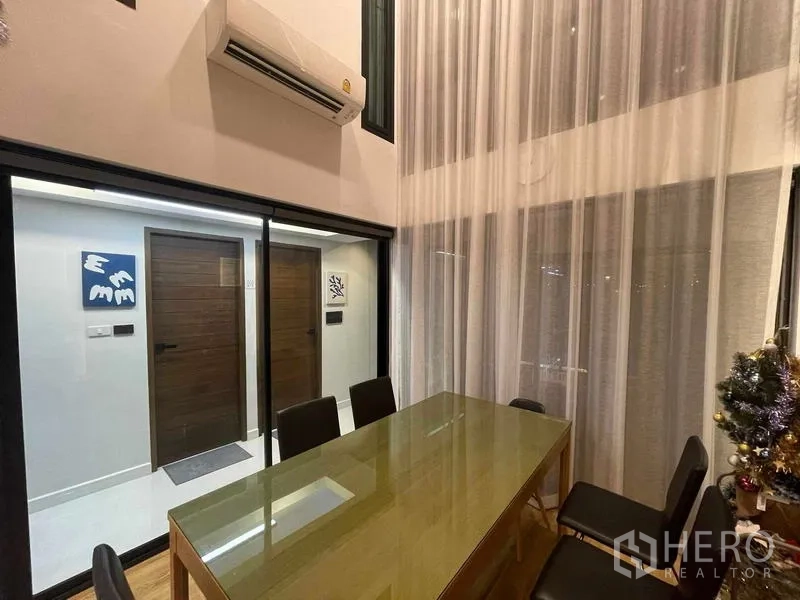 สำนักงานที่บ้าน ให้เช่าหรือขายในBang Kapi, Bangkok - ห้องประชุมเพดานสูง ผ้าม่านโปร่งสูงจรดเพดาน โต๊ะกระจกยาว