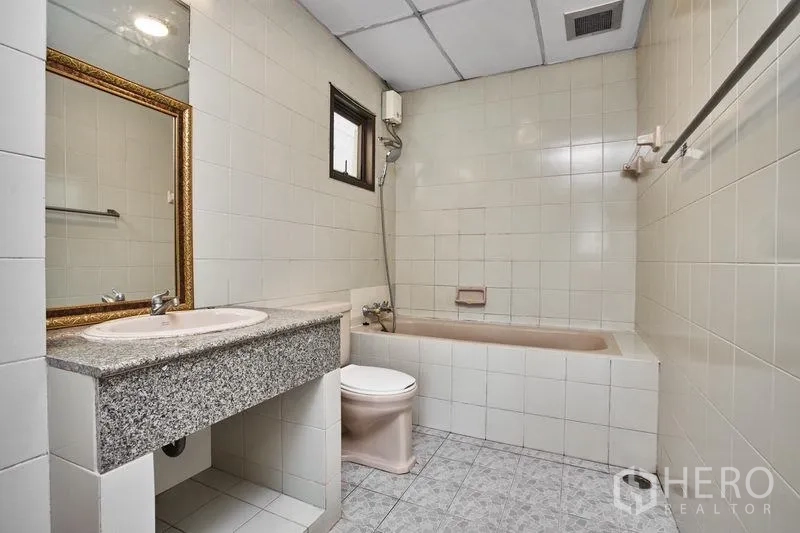 คอนโด ให้เช่าในWatthana, Bangkok - ห้องน้ำที่สองพร้อมอ่างอาบน้ำ เคาน์เตอร์ท็อปหินแกรนิต และผนังกระเบื้องโทนเรียบ