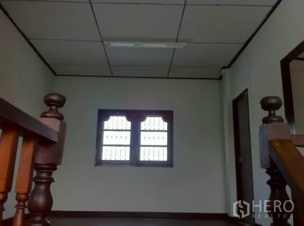 คลังสินค้า ให้เช่าในLam Luk Ka, Pathum Thani - โถงชั้นบนเพดานฝ้า หน้าต่างบานเล็ก และเสาบันไดไม้