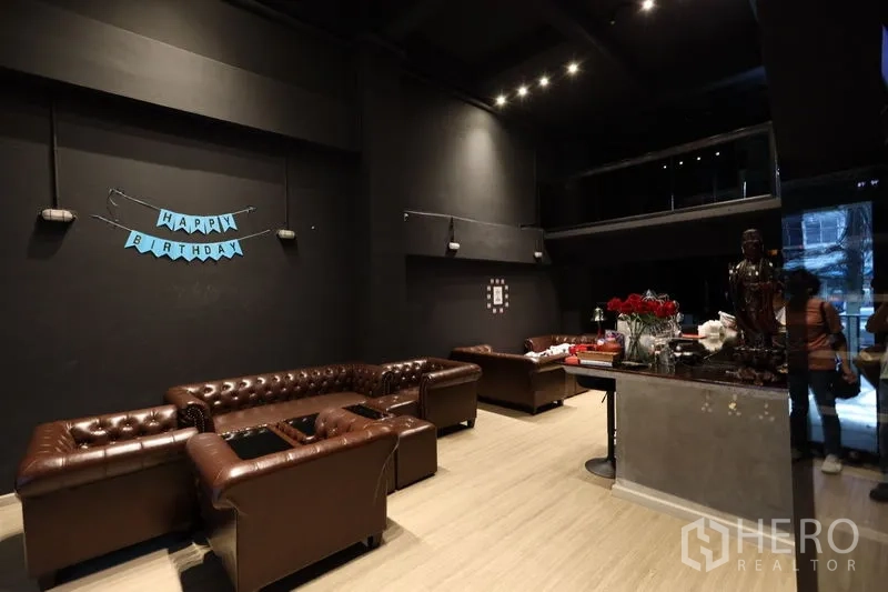 店屋 出租或出售在Watthana, Bangkok - 首层高挑休闲区，皮沙发与服务吧台