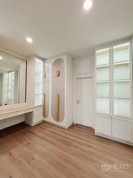 บ้าน ขายในBangkok Noi, Bangkok - ห้องอเนกประสงค์พร้อมโต๊ะเครื่องแป้งและชั้นโชว์ พื้นไม้