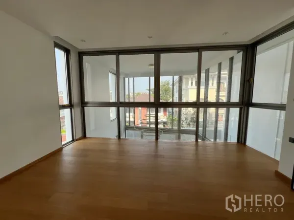 สำนักงานที่บ้าน ให้เช่าหรือขายในChatuchak, Bangkok - ห้องกั้นกระจกมองลงสู่เอเทรียม เหมาะเป็นห้องประชุมหรือออฟฟิศส่วนตัว