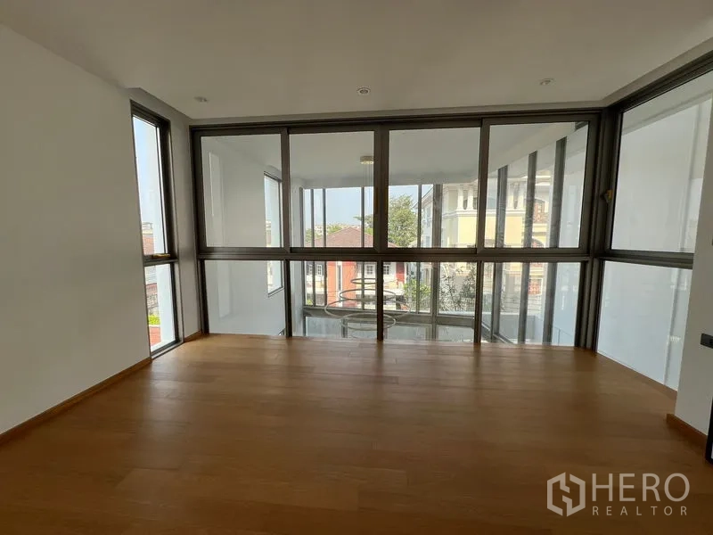 สำนักงานที่บ้าน ให้เช่าหรือขายในChatuchak, Bangkok - ห้องกั้นกระจกมองลงสู่เอเทรียม เหมาะเป็นห้องประชุมหรือออฟฟิศส่วนตัว