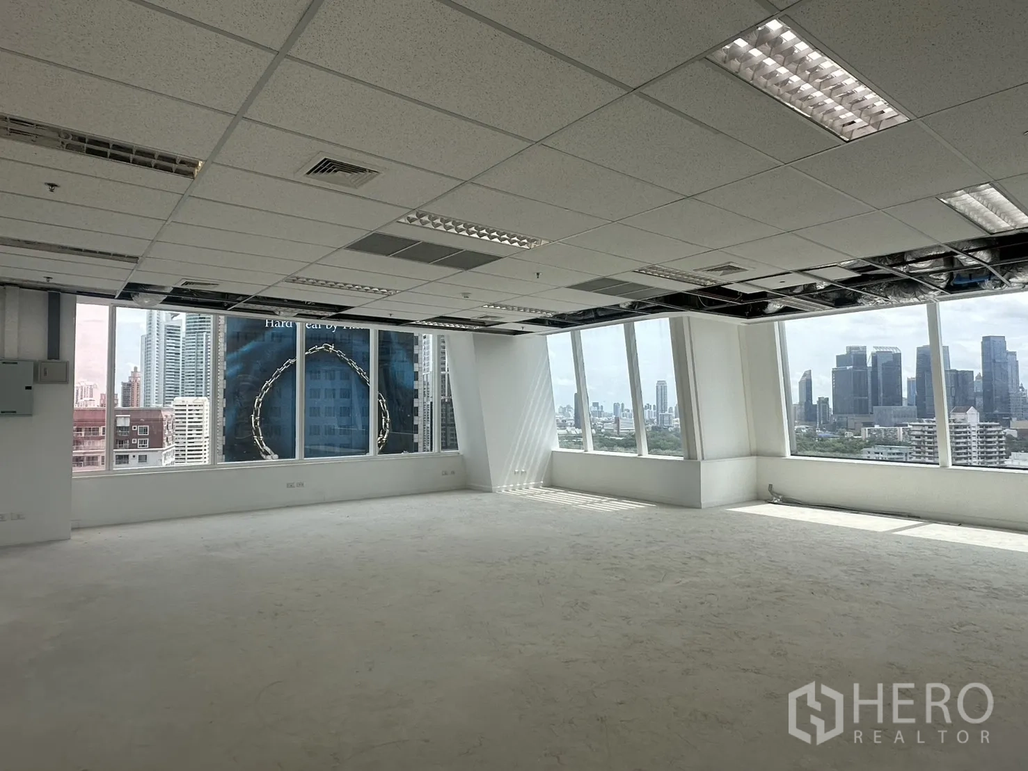 ออฟฟิศ for rent in Watthana, Bangkok - พื้นที่ทำงานสว่างด้วยกระจกล้อมสองด้านและไฟฟลูออเรสเซนต์ พร้อมปรับแต่งได้