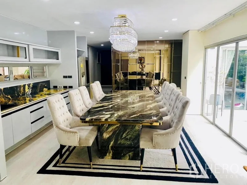 บ้าน ให้เช่าในSuan Luang, Bangkok - ห้องทานอาหารหรู โต๊ะหินอ่อน โคมคริสตัล มองสวน