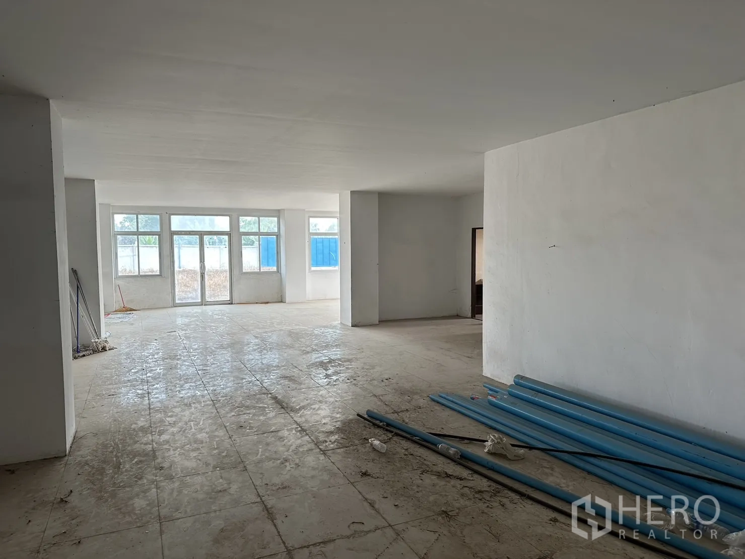 工厂 出租在Pak Kret, Nonthaburi - 一层办公室大堂，地面铺砖并设玻璃门。