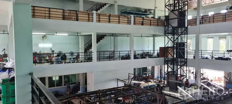 货栈 出租或出售在Bang Phli, Samut Prakan - 夹层走道带栏杆，可俯瞰下层仓库作业区。