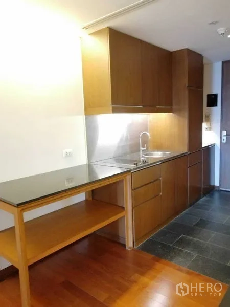 คอนโด ให้เช่าในPathum Wan, Bangkok - ครัวแพนทรีตู้ไม้ ท็อปหิน และแผงกันเปื้อนสแตนเลส