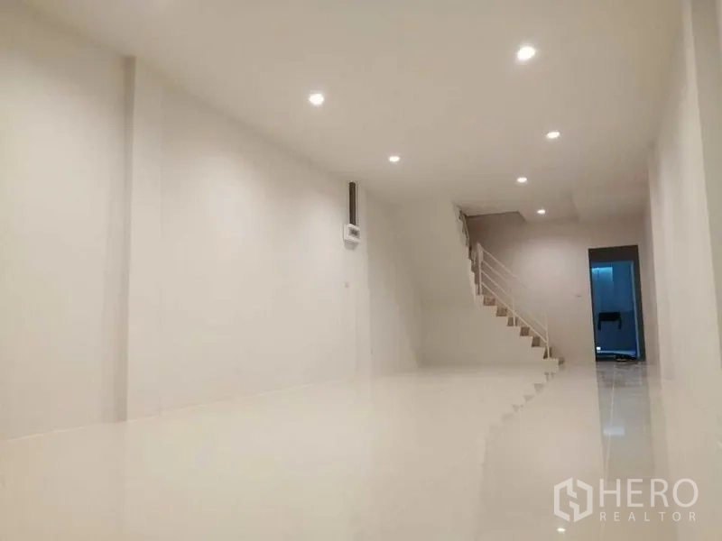 อาคารพาณิชย์ ให้เช่าในDin Daeng, Bangkok - ชั้นล่างโปร่ง พื้นกระเบื้องเงา ไฟดาวน์ไลท์และบันได เหมาะทำโชว์รูม