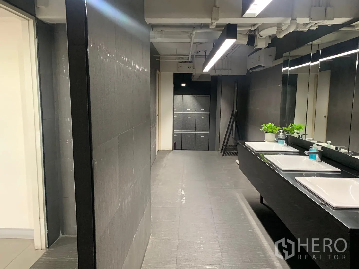 อาคารพาณิชย์ ให้เช่าในWatthana, Bangkok - ห้องน้ำสมัยใหม่ พร้อมเคาน์เตอร์อ่างยาว กระจก และตู้ล็อกเกอร์