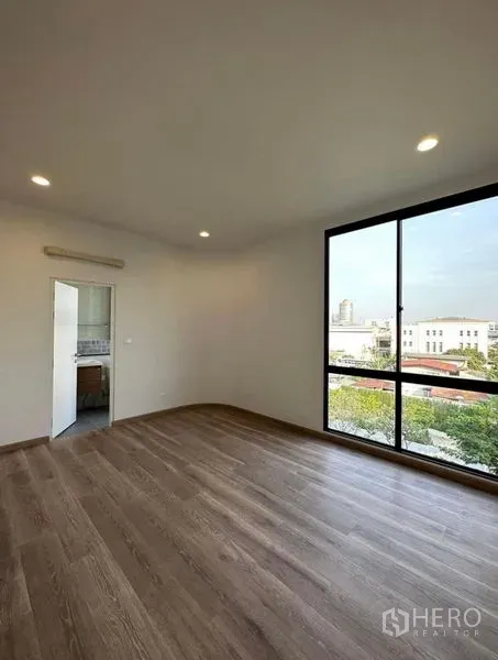 联排别墅 出租在Yan Nawa, Bangkok - 采光充足的卧室，木质地板，大落地窗，带套间入口