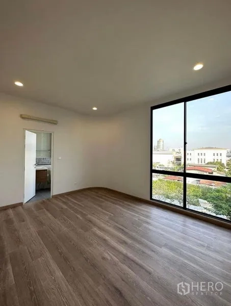 联排别墅 出租在Yan Nawa, Bangkok - 采光充足的卧室，木质地板，大落地窗，带套间入口