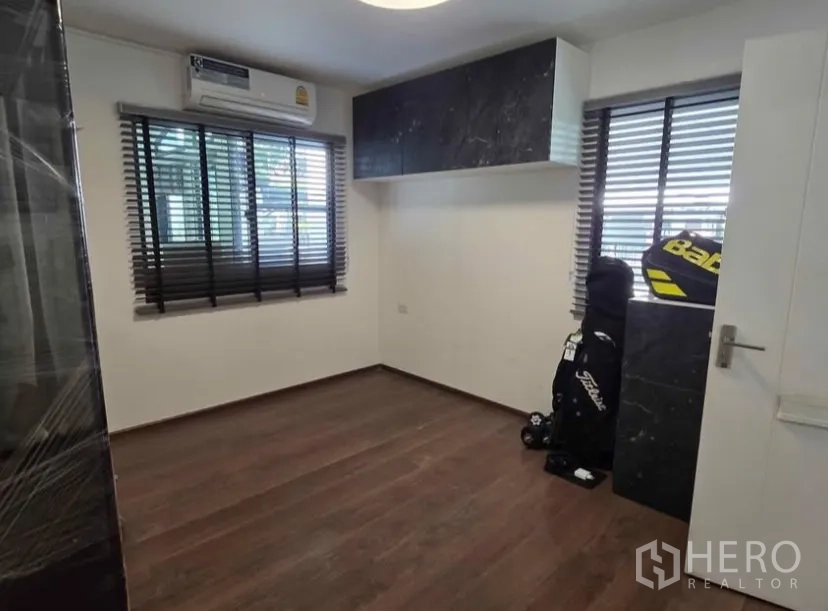 独立式住宅 出租在Bang Phli, Samut Prakan - 第三卧或多功能房，木地板与深色百叶