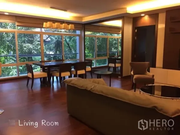 คอนโด ให้เช่าในSathon, Bangkok - โซนรับแขกและทานอาหารแบบโอเพ่นแพลน หน้าต่างพาโนรามาพร้อมวิวต้นไม้