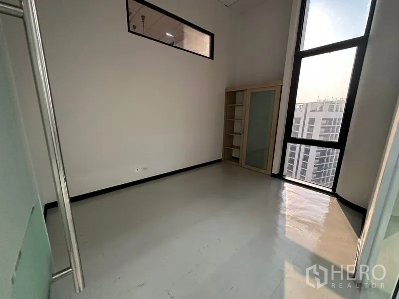 สำนักงาน ให้เช่า - ห้องทำงานขนาดกะทัดรัด หน้าต่างสูงเต็มบาน พร้อมชั้นวางของและวิวสกายไลน์