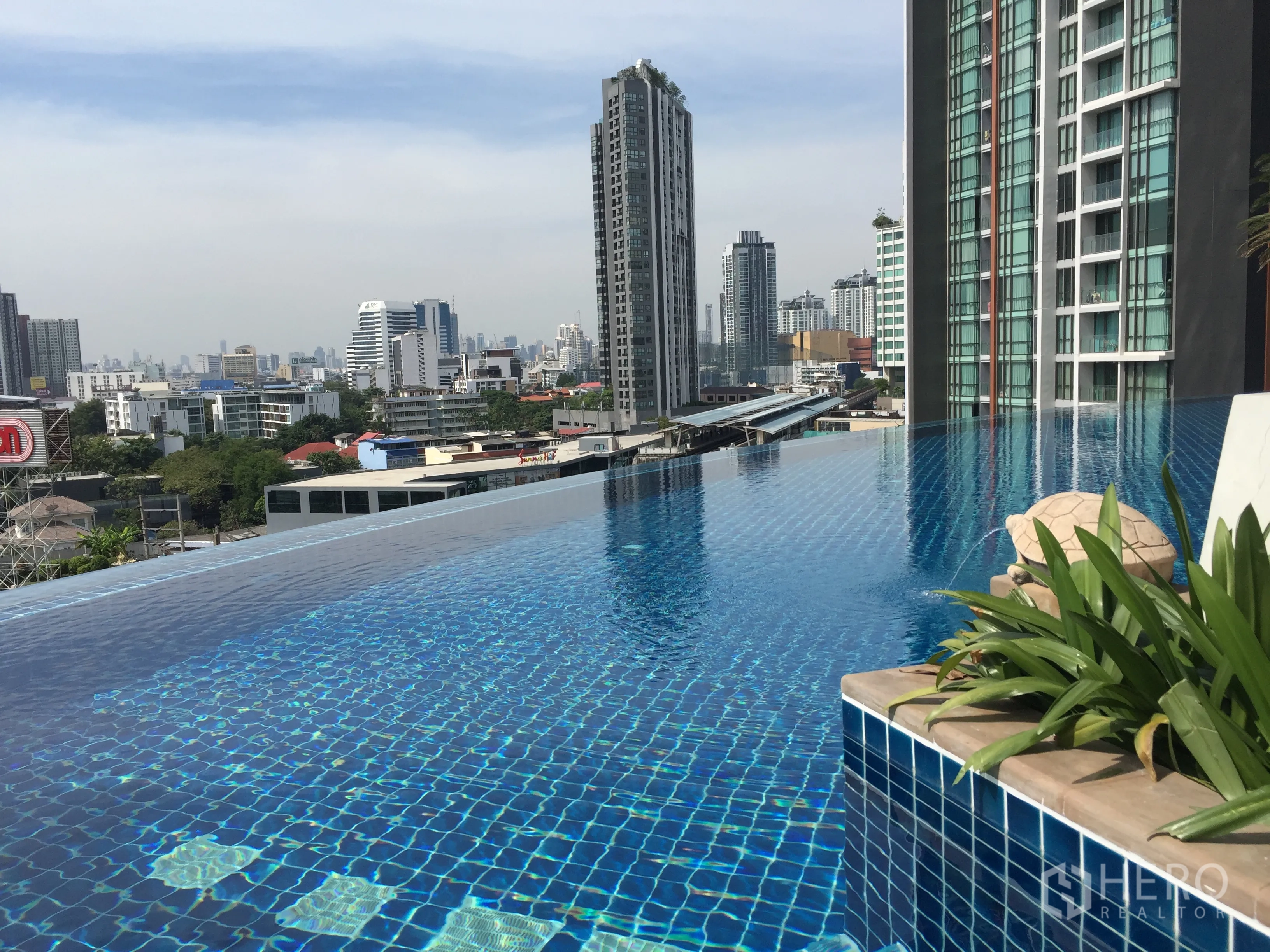 คอนโด ขายในWatthana, Bangkok - สระว่ายน้ำอินฟินิตี้บนดาดฟ้าพร้อมวิวเมือง ข้างอาคารคอนโดมิเนียม