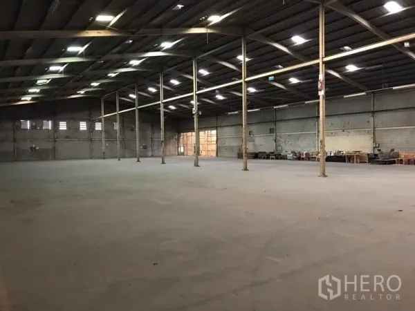 Warehouse for rent in Mueang Samut Sakhon, Samut Sakhon - Open-span storage hall featuring multiple columns and skylights for natural light.