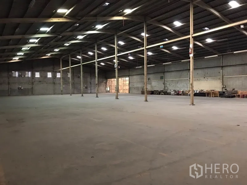 Warehouse for rent in Mueang Samut Sakhon, Samut Sakhon - Open-span storage hall featuring multiple columns and skylights for natural light.