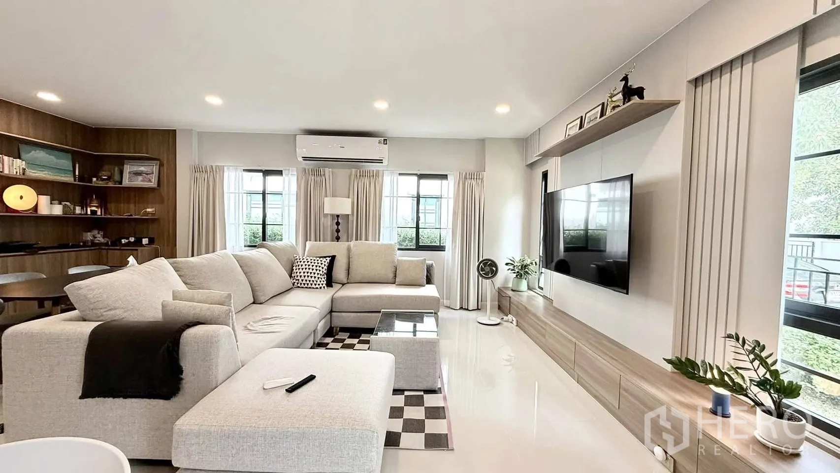 独栋房屋 for rent in Bang Phli, Samut Prakan - 前院花园设踏步石小径、瓷砖门廊与黑色金属栅栏。