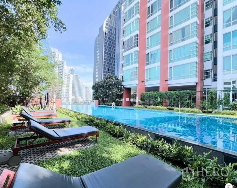 คอนโด ขายในWatthana, Bangkok - สระว่ายน้ำกลางแจ้งของคอนโด พร้อมเตียงอาบแดดและสวนสวย