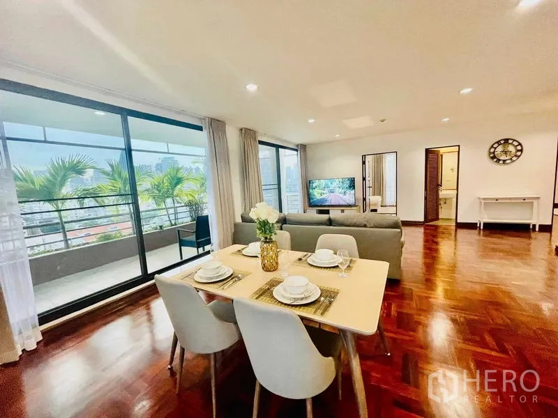 公寓 出租 - 餐区与沙发旁的大滑门通往露台。