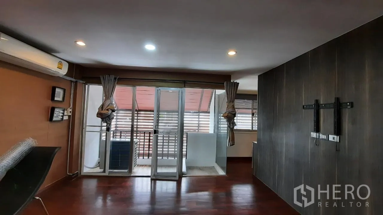 Townhouse for sale in Suan Luang, Bangkok - Bright family room with sliding doors opening to a covered balcony