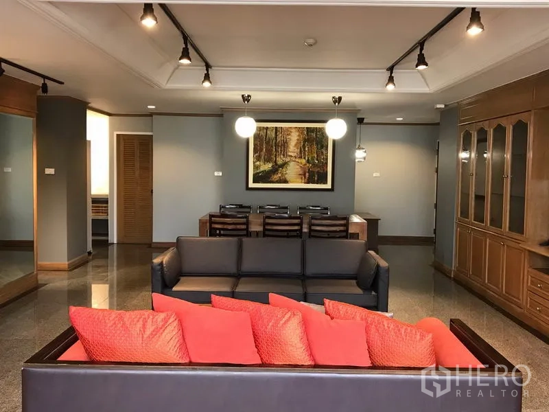 คอนโด ขายในWatthana, Bangkok - โถงนั่งเล่นกว้าง มีโซฟา 2 ตัว ชุดทานข้าว และตู้ไม้บิวท์อิน ในคอนโดให้เช่าเขตวัฒนา