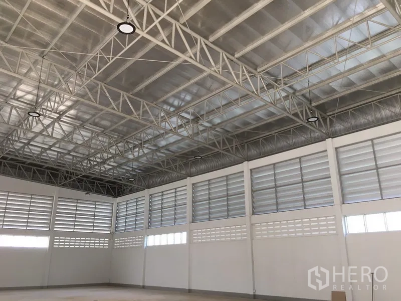 คลังสินค้า ให้เช่าในNong Chok, Bangkok - พื้นโกดังโล่งกว้าง โครงหลังคาโลหะ ไฟไฮเบย์ และช่องลมต่อเนื่องรอบอาคาร