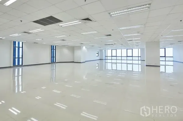 สำนักงาน ให้เช่าในBang Na, Bangkok - พื้นที่สำนักงานโล่งสว่าง ฝ้าทีบาร์ ไฟ LED พื้นกระเบื้องเงา และหน้าต่างกรอบสีน้ำเงินขนาดใหญ่