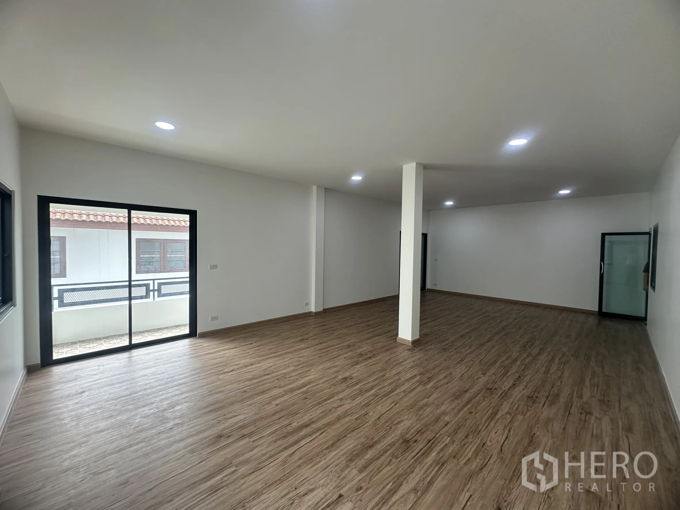 คลังสินค้า ขายในKhlong Luang, Pathum Thani - พื้นที่ออฟฟิศชั้นบน ประตูกระจกบานเลื่อนออกสู่ระเบียงและโถงทำงานกว้าง